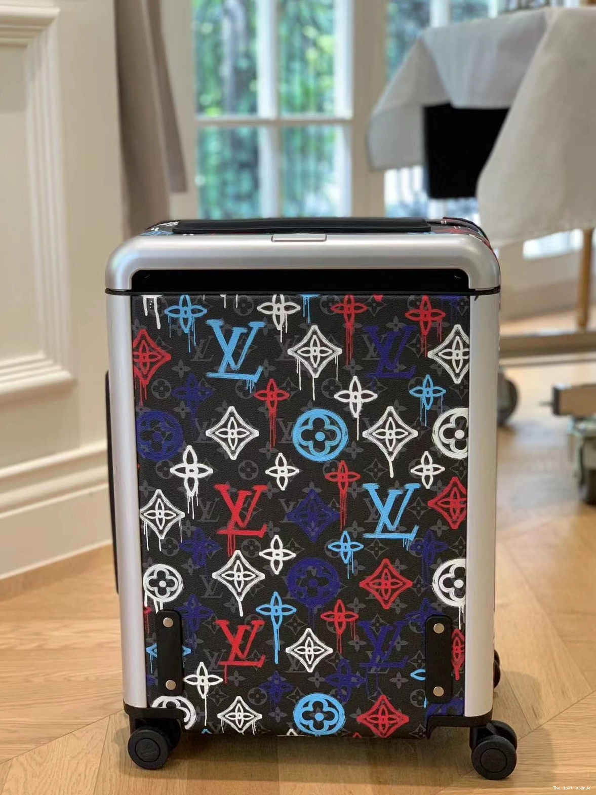 CUSTOM GRAFFITI HORIZON SUITCASE 55 CABIN 37L 0823